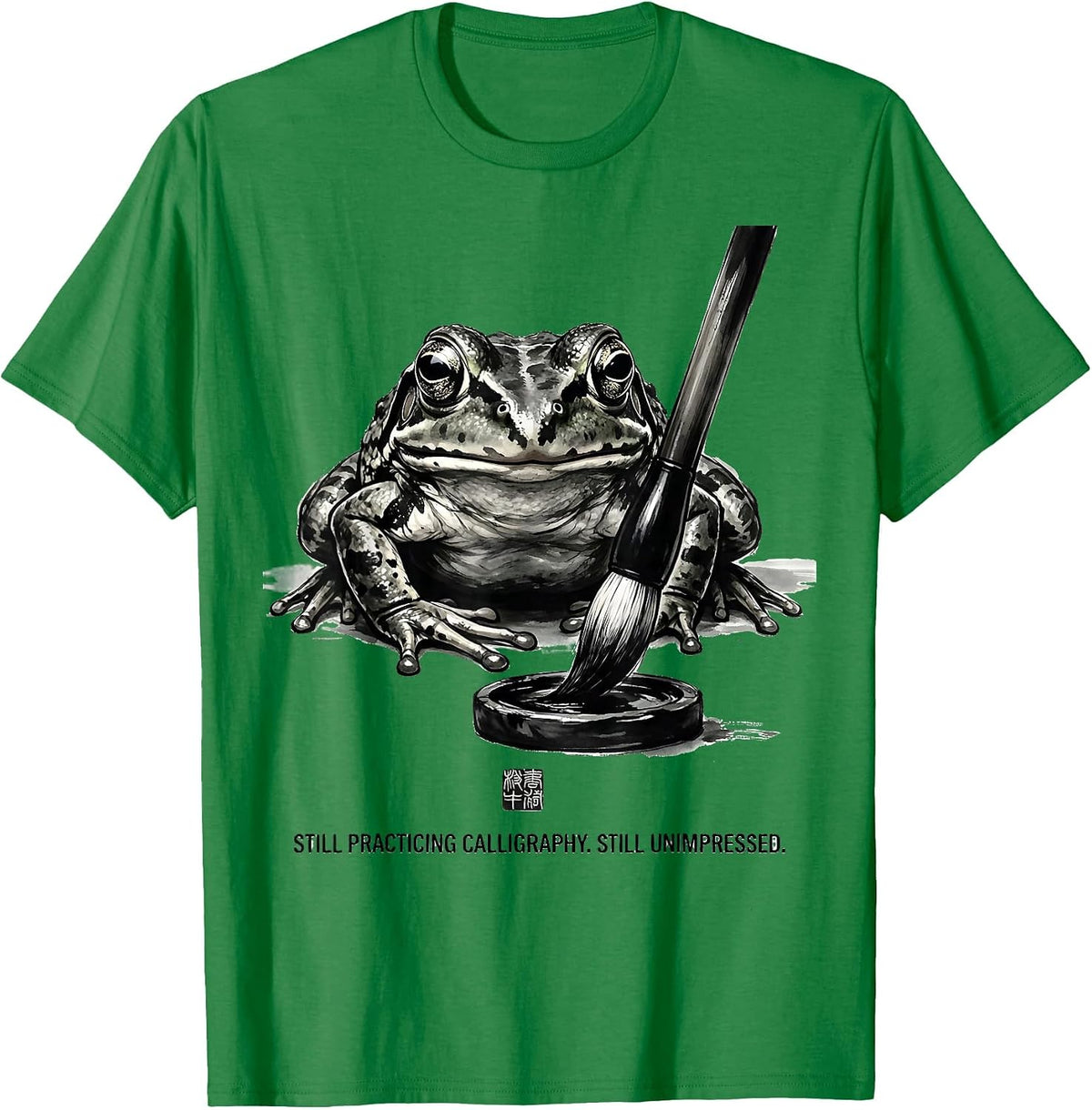 Men's Still Practicing Calligraphy. Still Unimpressed. Grumpy Frog T-Shirt - Kelly Green